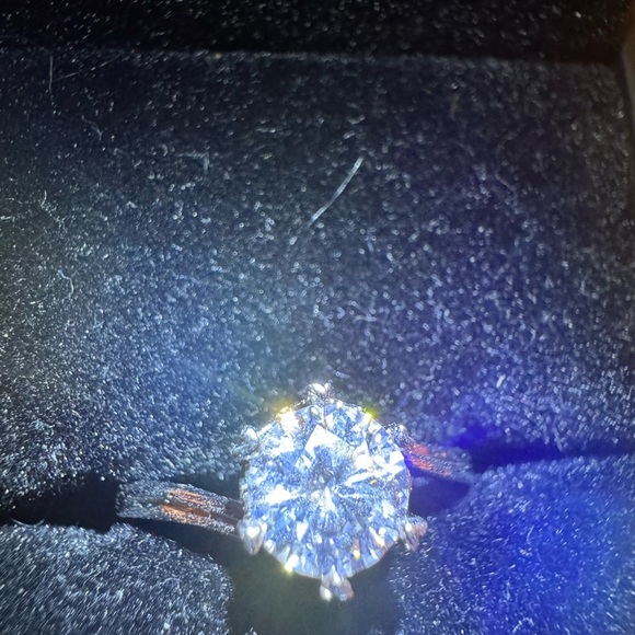 1Carat VVS1 Moissanite, 925 Silver. Ladies Engagement Ring, Size: Adjustable 5-9 - Picture 5 of 7